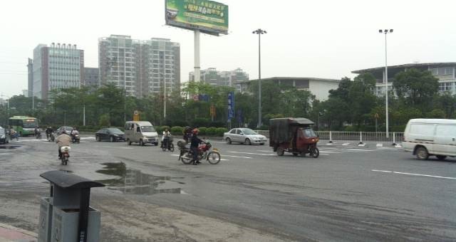 圖2 交叉口路況