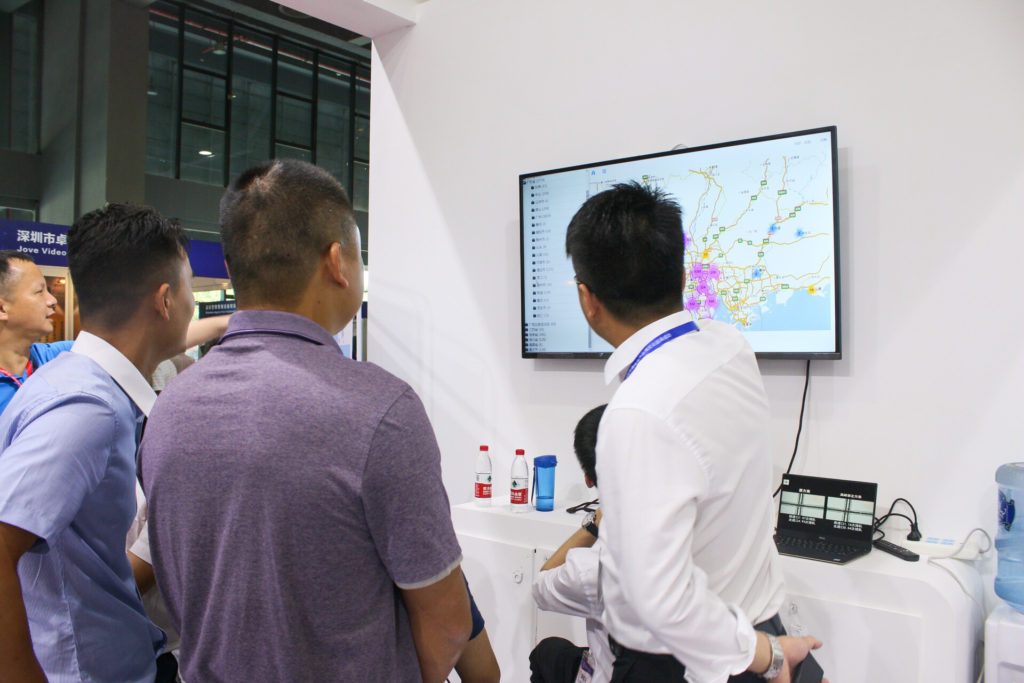 圖4 市場總監(jiān)彭金偉向參觀者介紹業(yè)務(wù)地圖（成果展示平臺）