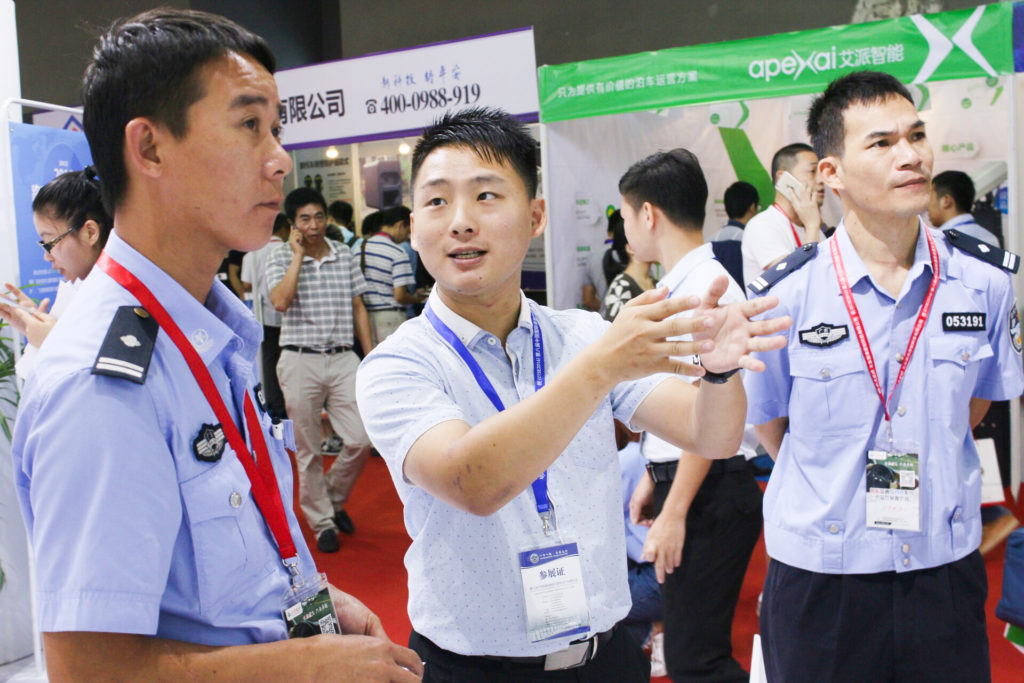 圖6 振業(yè)優(yōu)控工作人員向交警介紹業(yè)務(wù)