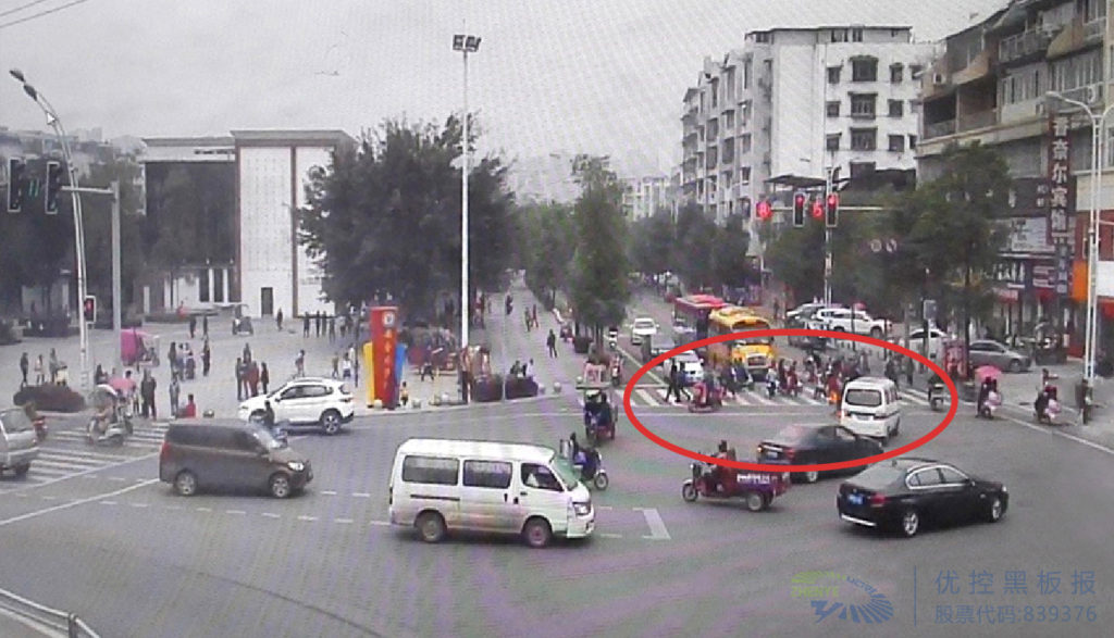 圖2 東進(jìn)口左轉(zhuǎn)車流與南進(jìn)口行人沖突嚴(yán)重