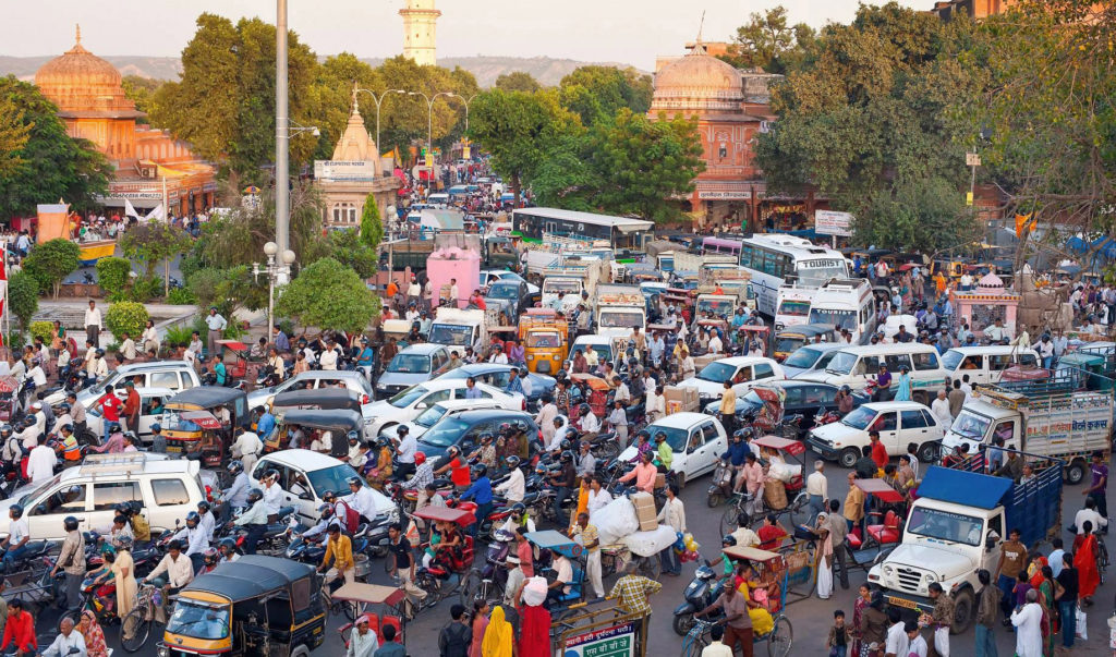 圖1 無信號(hào)燈控制路口的沖突狀況（圖片來源網(wǎng)絡(luò)）