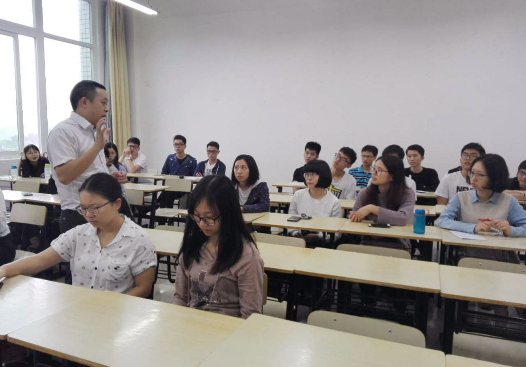 圖3 鄒主管與同學(xué)們進(jìn)行互動