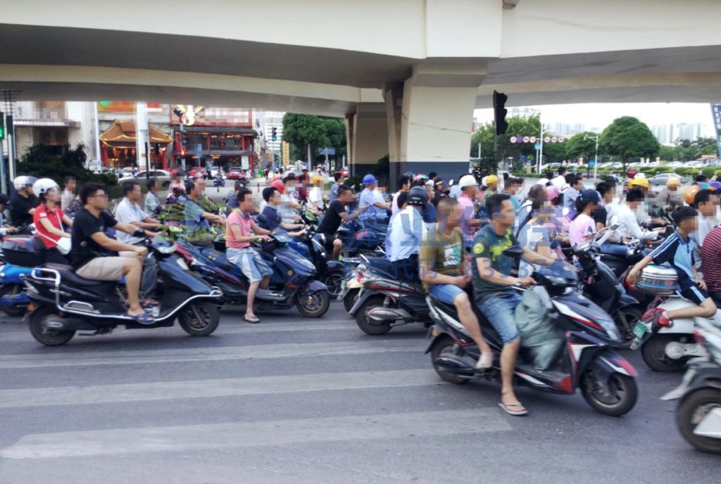 圖3 非機(jī)動(dòng)車占用斑馬線區(qū)域停車