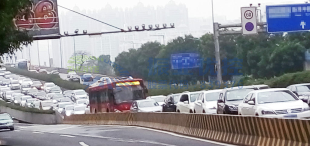 圖3 星光大橋下橋處于高峰期排隊情況圖