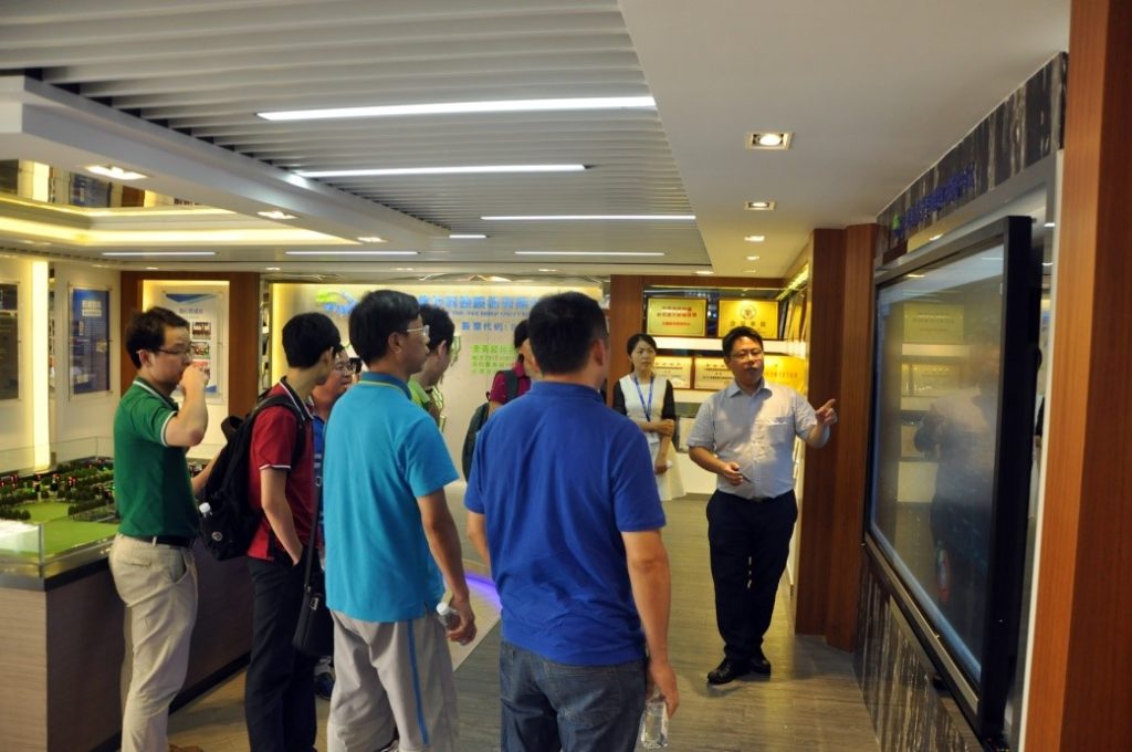 圖1 中山大學數(shù)學學院領導及老師參觀公司總部