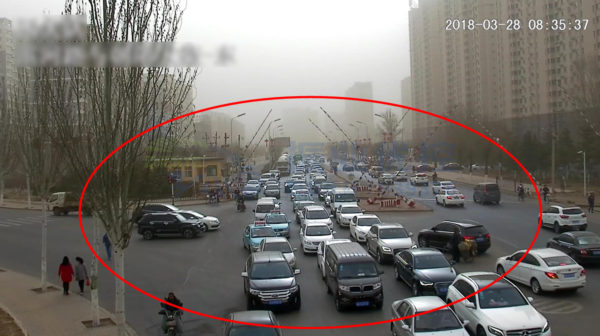 圖6 早高峰緯三橋回溢造成路口車輛受阻