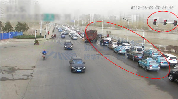 圖3 濱河路-緯三橋早高峰東進口車輛排隊回溢現(xiàn)象