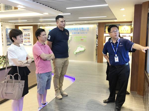 圖2 首席執(zhí)行官陳寧寧博士為委員介紹公司交通業(yè)務