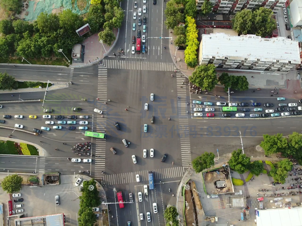 圖7 左轉(zhuǎn)非機(jī)動(dòng)車與機(jī)動(dòng)車搶道