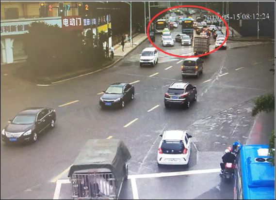 圖5 車輛回溢到橋上