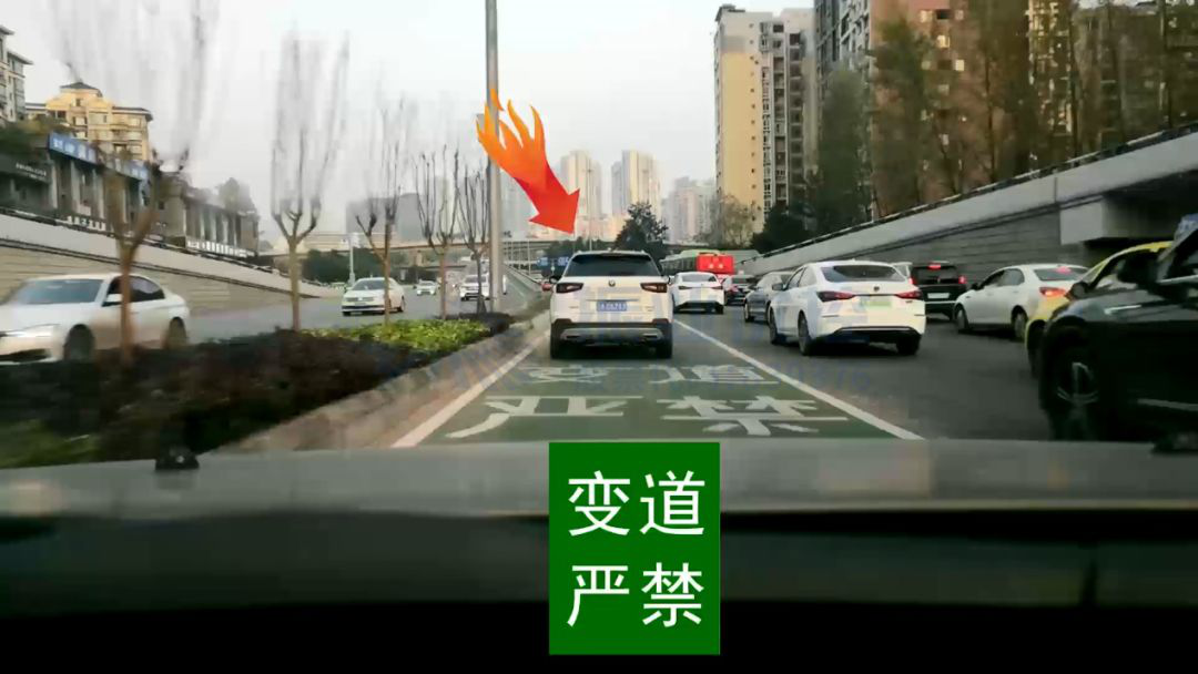 圖6 定向車(chē)道綠色抗滑薄層及路面文字圖