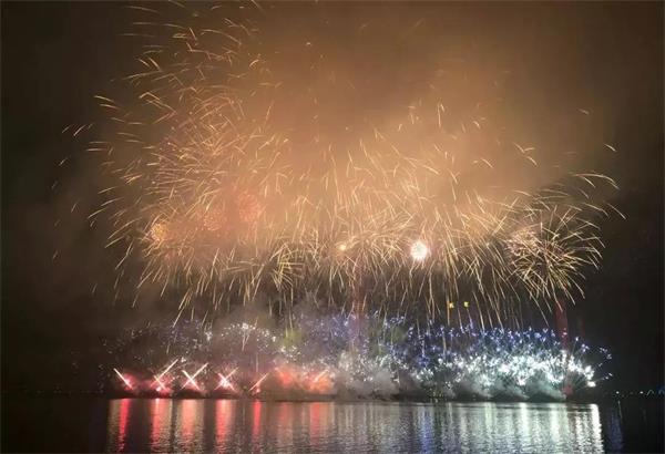 圖4 煙花匯演圓滿結(jié)束（圖片源于網(wǎng)絡(luò)）