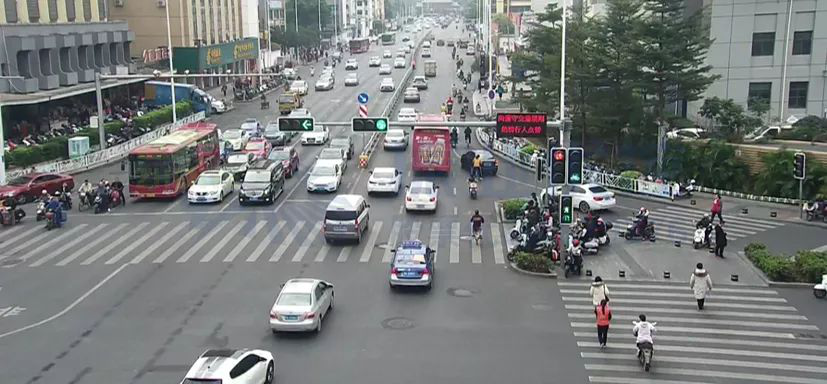 圖9 路口信號(hào)燈燈控實(shí)拍圖（優(yōu)化后）