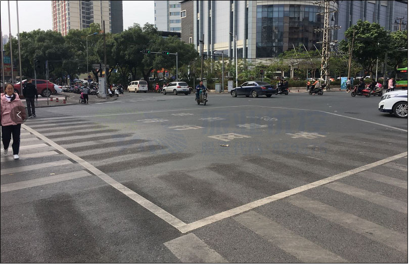 圖5 南進(jìn)口新增非機(jī)動車待行區(qū)