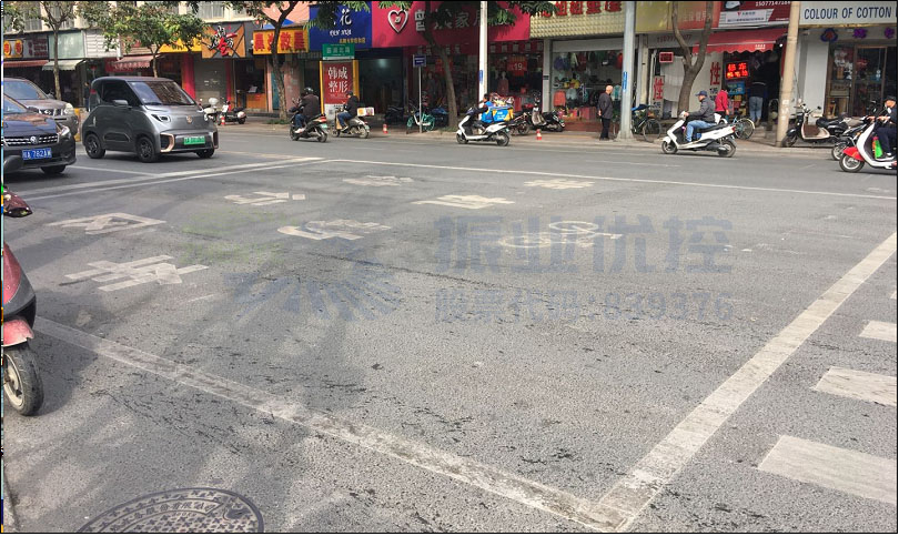 圖6 北進(jìn)口新增非機(jī)動車待行區(qū)