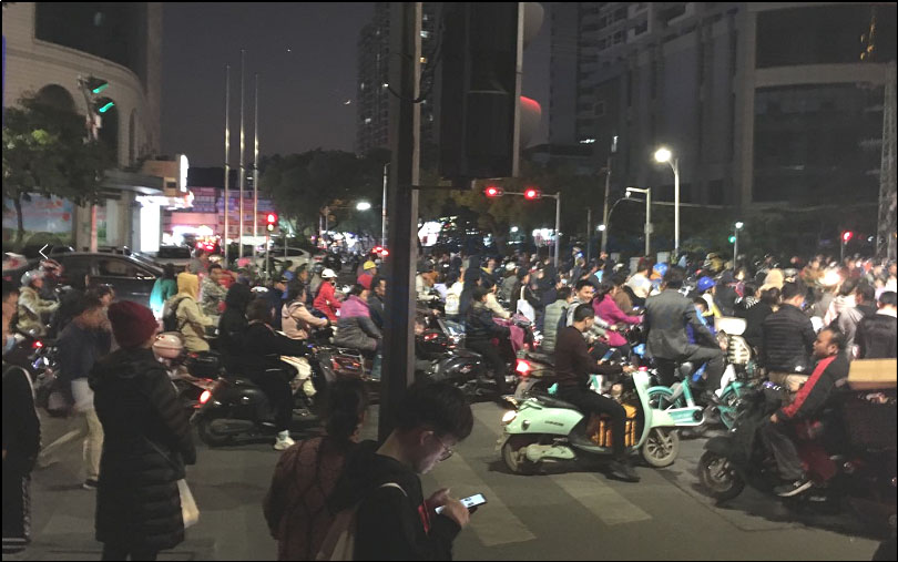 圖3 非機(jī)動車道內(nèi)車輛排隊現(xiàn)象嚴(yán)重