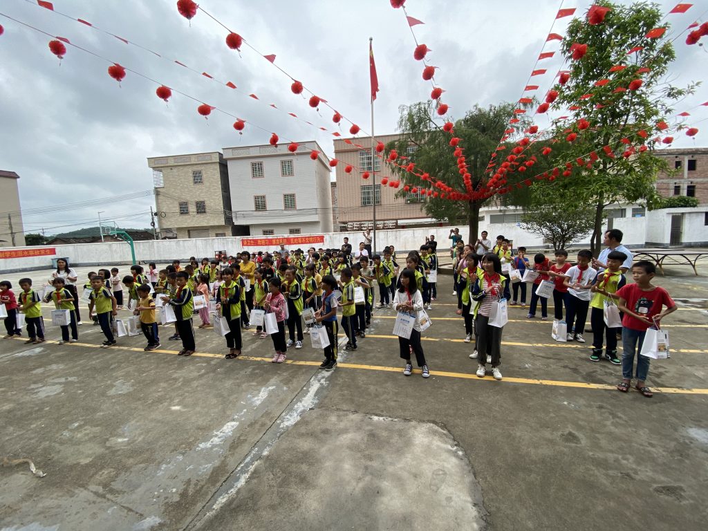 朱志威先生給孩子們送去禮物