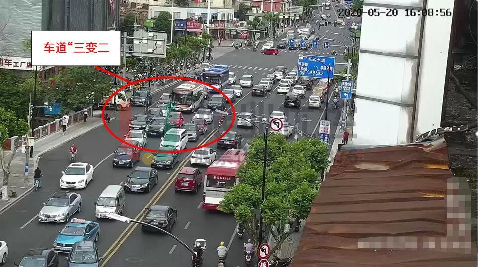 圖6 車道“由三變二”，形成道路瓶頸