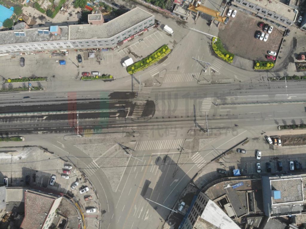 圖3 路口道路標(biāo)線較為模糊 非機(jī)動(dòng)車道不明顯，容易混行