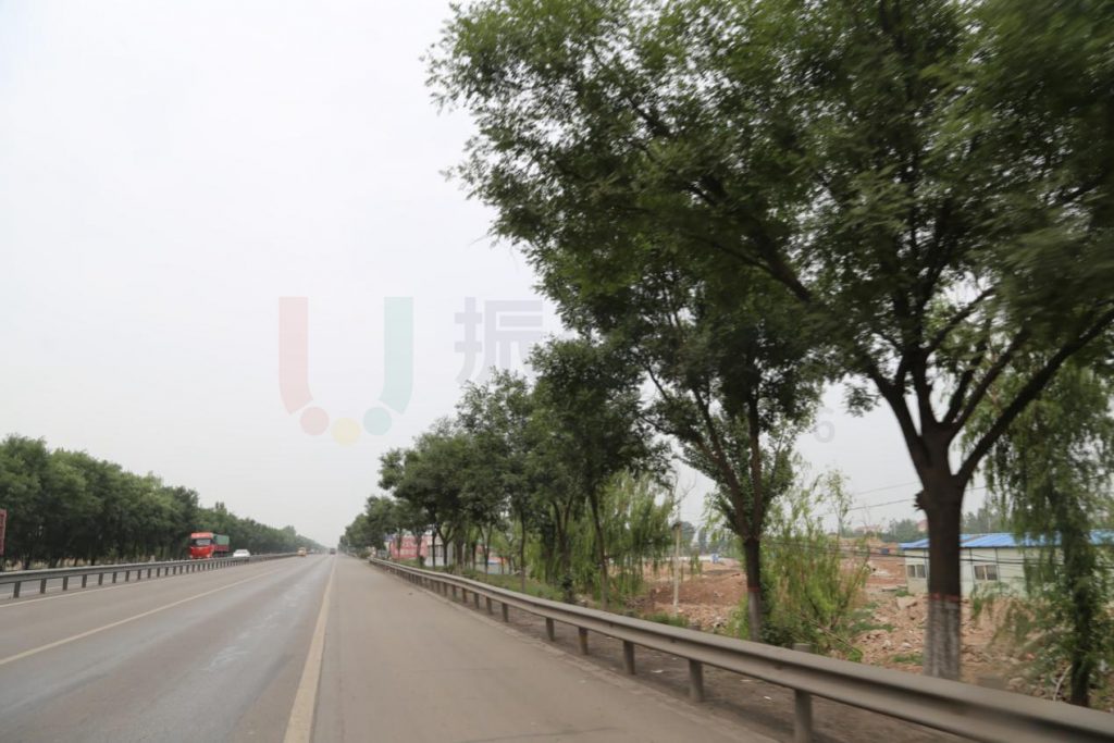 圖2 缺乏大型車輛靠右行駛等告示標(biāo)志