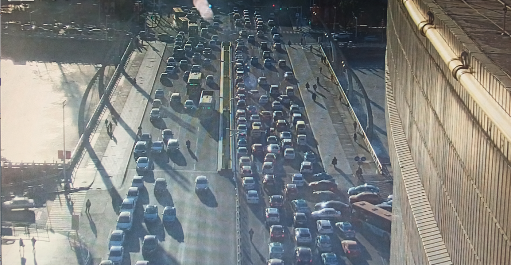 圖4 濱河路解放橋路口