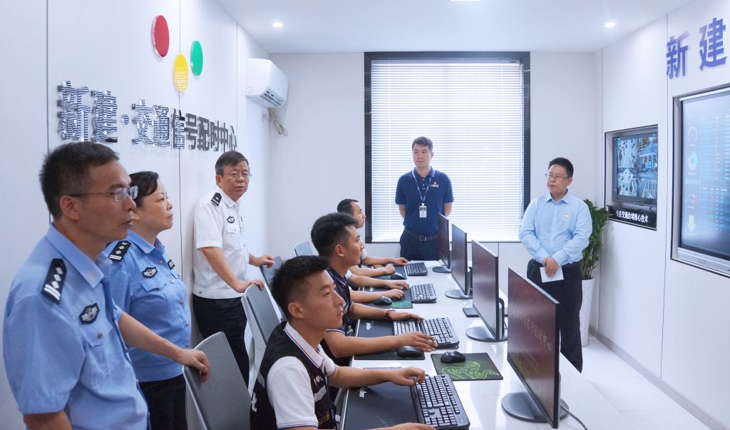 參觀新建區(qū)智能交通信號配時(shí)中心