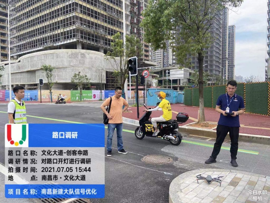 振業(yè)優(yōu)控交通治堵專業(yè)技術(shù)團(tuán)隊(duì)進(jìn)行路口調(diào)研