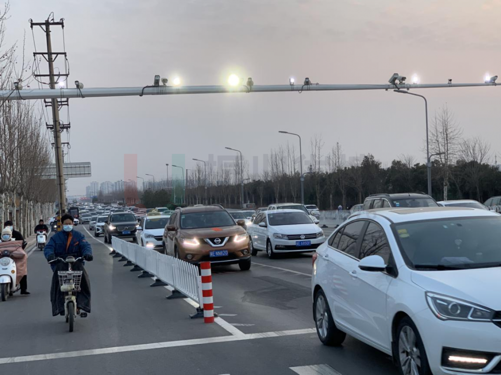 圖2 晚高峰南進口流量較大，排隊較長