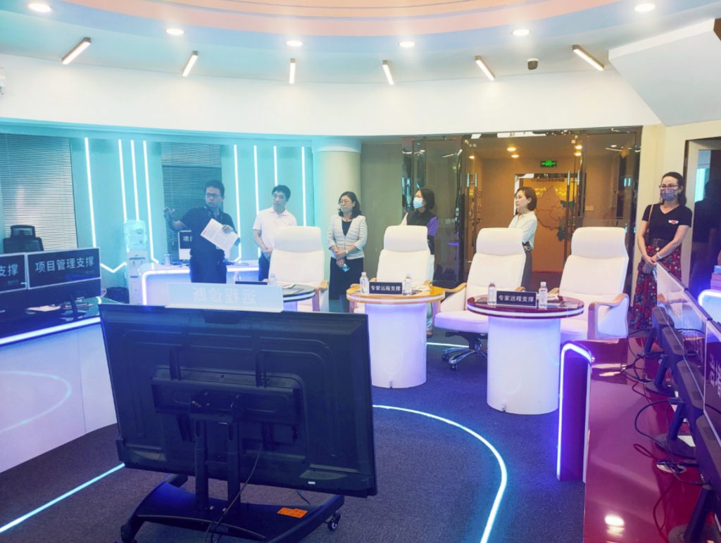 一行人參觀振業(yè)優(yōu)控城市交通治堵運(yùn)行管理中心