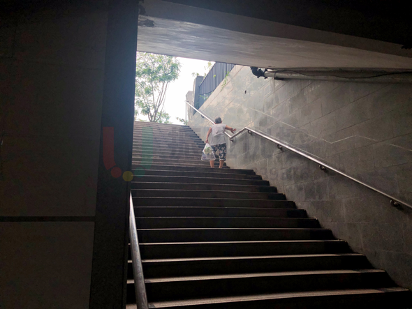 圖5 行人地下通道落差大、老年人通過困難