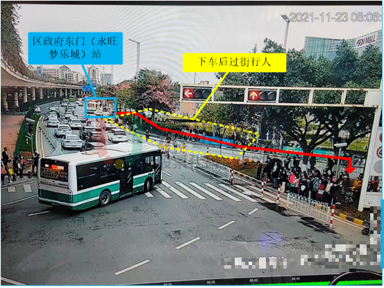 圖7 行人在區(qū)政府東門（永旺夢(mèng)樂城）站下車后過街前往地鐵站