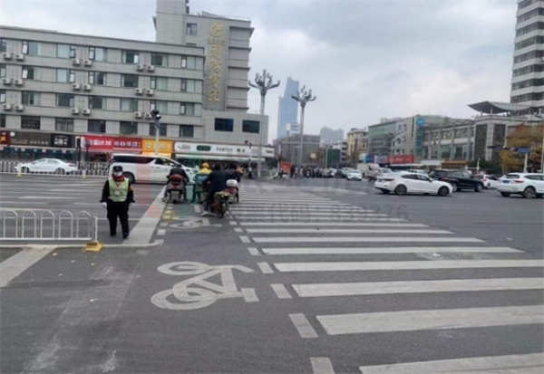 圖9-2 優(yōu)化后-增設(shè)非機動車掉頭通道